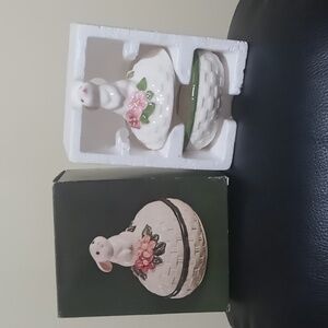 VINTAGE AVON 1982 CERAMIC BUNNY LUV TRINKET BOX